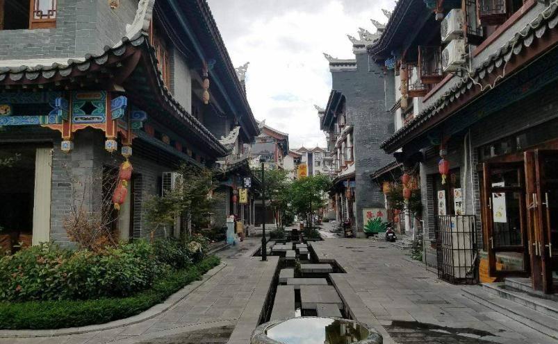 亚当玩高尔夫